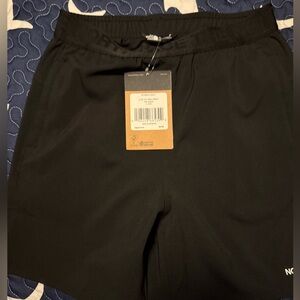BNWT boys lightweight The North Face shorts size L(12)